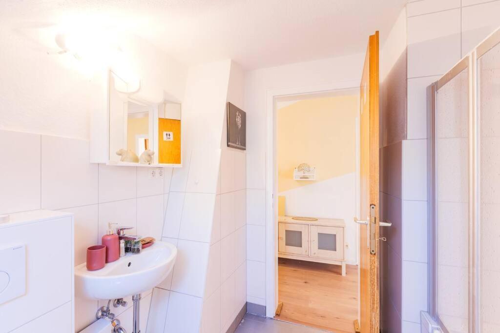 - 3-Bedroom Apartment Luxury: Central & Spacious In Duisburg & Big Tv And Kitchen - Eksteriør bilde
